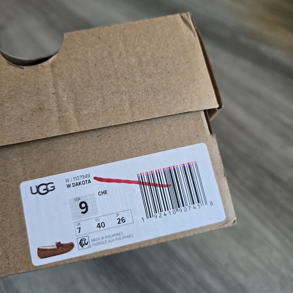 UGG  Dakota Suede Slippers - Picture 11 of 11